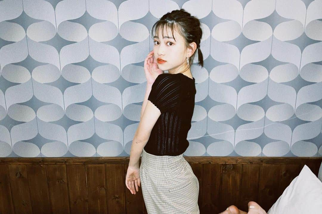 広瀬まのか︎さんのインスタグラム写真 - (広瀬まのか︎Instagram)「好きだなこういうの レトロな質感の写真🎞 ⁡ ⁡ あららばんそうこう、見えてます ⁡ ⁡ 📸 amumu & cocopanman ⁡ ⁡ ⁡ #envym #dazzカメラ #nicola #マノカジ #ニコラ #ニコモ #広瀬まのか」7月11日 17時44分 - manoka_hirose