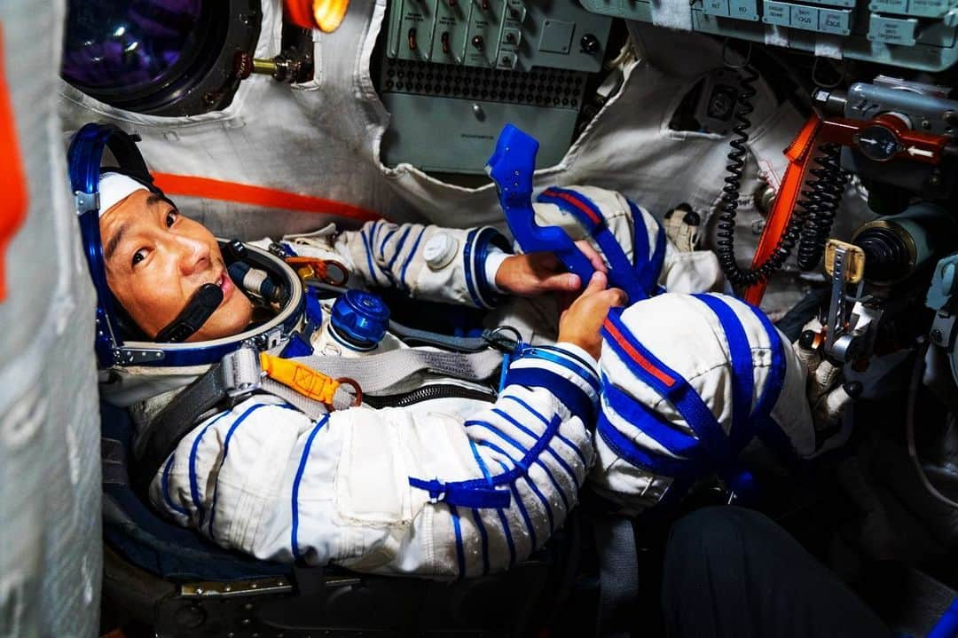 前澤友作のインスタグラム：「Can’t express well this feeling of when wearing a Spacesuit. The feeling of great excitement and relief. 1/3 of my training in Russia is over. Will continue to work hard for launch on Dec 8th!  宇宙服、着るとドキドキとワクワクと安心感と、なんともいえない気持ちになります。ロシアでの訓練も約1/3が終了。12月8日の打ち上げ本番に向けて残りも頑張ります！  #spacesuit #soyuz」