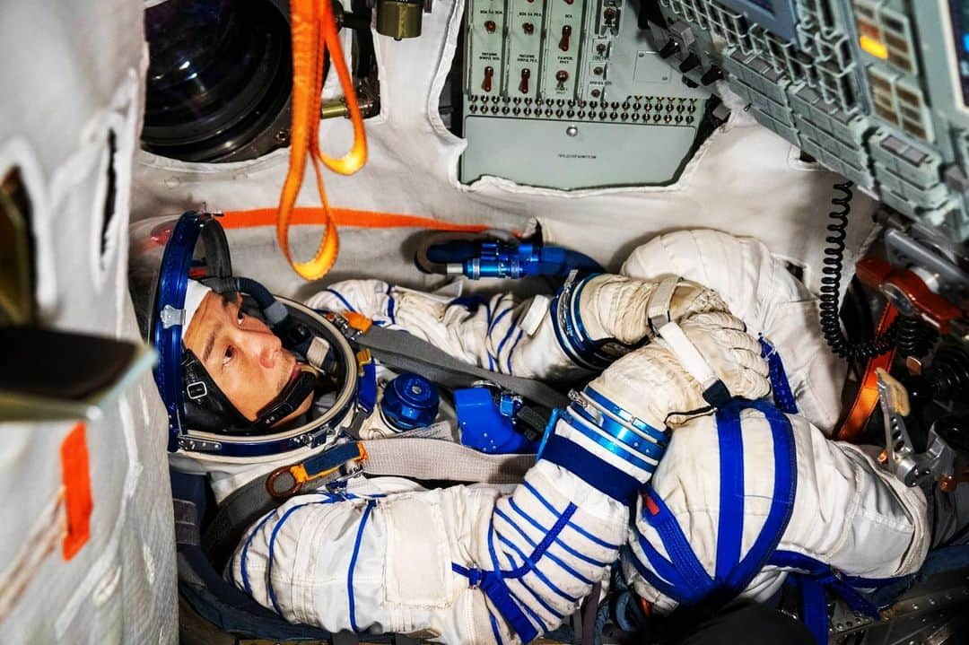 前澤友作さんのインスタグラム写真 - (前澤友作Instagram)「Can’t express well this feeling of when wearing a Spacesuit. The feeling of great excitement and relief. 1/3 of my training in Russia is over. Will continue to work hard for launch on Dec 8th!  宇宙服、着るとドキドキとワクワクと安心感と、なんともいえない気持ちになります。ロシアでの訓練も約1/3が終了。12月8日の打ち上げ本番に向けて残りも頑張ります！  #spacesuit #soyuz」7月11日 17時48分 - yusaku2020