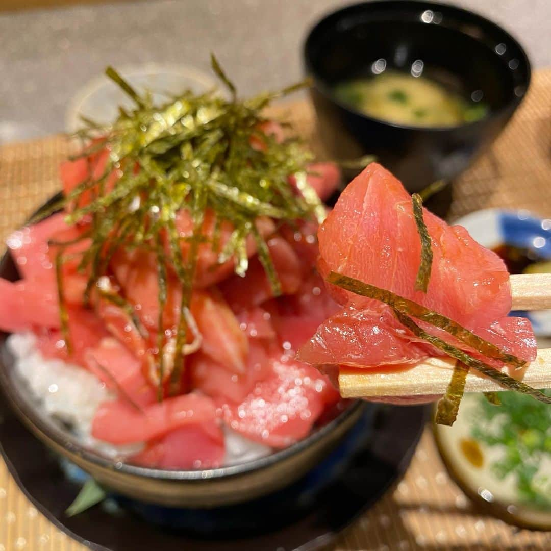 ウルフさんのインスタグラム写真 - (ウルフInstagram)「【#代々木公園　#にく久】 ⁡ 無限盛り本鮪を食べて生涯ハピネス🐺 ⁡ こぼれ生鮪鉄火丼　1,098円(税込) 緊急事態宣言の期間限定  代々木公園駅徒歩から1分にある@niku9yoyogi は新鮮な本鮪がいくらでも食べれる超オススメ店 ⁡ 日曜の開店10分前に行って4組待ち 気をつけた方がいいのが、並んで待つ形式でなくお店入って右側に受付表があるので書いてね！ なんでこれをお店の前に置いてないのか謎🤔 並ぶ形式かと思って列できちゃってるので変えた方がいい。  席数は14席なので6組くらいで満席になる。 ただ、料理提供も早いので回転がいい。 たくさんの人に食べてもらえるようになるべく食べたら早めに出ることをおすすめ！  艶やかなマグロはもう色を見てるだけでご飯食べれそう🤤 こちらが『ありがとう』というまで盛られ続けるマグロはどこで止めていいのかわからなくなる😂 ちょっと遠慮めにしといても後で追加でマグロを乗せてくれる。  ようは食べ放題よ。1,100円くらいでこんなに食べれるなんてハッピーでしかない。 臭みのないマグロは絶品そのもの。 醤油はあまりかけすぎないで、マグロそのものの美味しさを楽しんでほしい  わいはマグロだけたんまり食べて、追加でまた持ってもらった！ お味噌汁やおしんこもお代わりし放題！！ いやー、食いしん坊万歳だね  飲食店の時短要請が繰り返される中で、行き場をなくした食材をみんなに楽しんでほしいとの想いで始めたそう  スタッフさんもはきはきして会話もとっても楽しい。 緊急事態で大変だろうけど、こうやってお客さんに喜んでもらえるように向き合ってる姿勢が素敵です。  普段はすき焼きやしゃぶしゃぶを提供してるらしい ランチは予約できないので、オープン前に行ってね！！！ わいが紹介してこれからさらに混むと思うので😭 ⁡ ごちそうさまでした🐺 ⁡ ※美味しさ、映え、コスパの評価は注文した商品だけの個人的な評価になります。 ⁡ コロナの影響で営業時間や提供商品が異なる場合があるので、お店に電話などで確認してね！ ⁡ 何か質問や感想あればコメント、DMお待ちしてます😚 ⁡ また、ウルフを見て食べたら投稿やストーリーでタグ付けで知らせてくれると喜びます😚 いいねやコメントしにいくのでぜひ教えてね🥺 ⁡ 🚃代々木公園駅から徒歩1分 💺15席ほど 📍東京都渋谷区富ヶ谷1-8-8 ⏰営業時間 ⁡ 6/21～8/22の期間は下記営業時間 昼：11:30～15:00(Lo.14:30) 夜：17:00～20:00(Lo.19:00) -------- 通常の営業時間 昼：11:30～14:30(Lo.14:00) 夜：17:00～23:00(Lo.22:00) 日曜営業  #代々木公園カフェ #代々木公園グルメ #代々木公園ランチ #代々木公園スイーツ」7月11日 18時01分 - wolf.0313