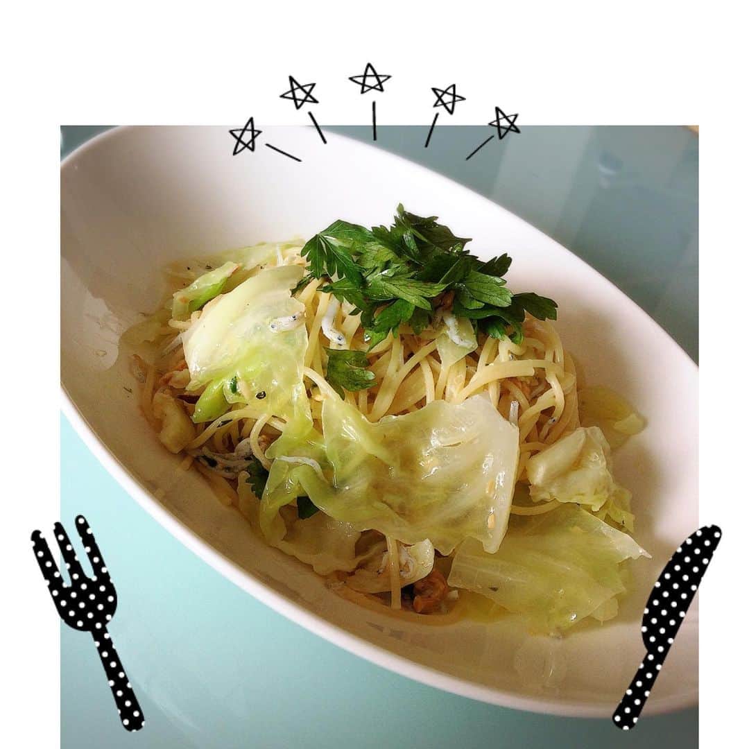 杉本彩のインスタグラム：「* * 昨日のお昼ごはんは、無農薬自然栽培のキャベツと釜揚げしらす、行きつけのレストランで戴いたアンチョビのオイル漬けを少しだけ入れてパスタにしました🍝  レストランでいただいた無農薬のイタリアンパセリもいっぱいのせて🌱  #無農薬自然栽培お野菜  #無農薬自然栽培  #おうちごはん #キャベツとしらすのパスタ #有機パスタ麺」