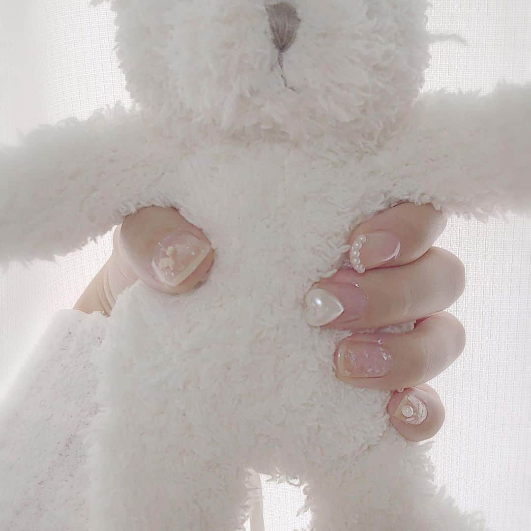 月森世菜さんのインスタグラム写真 - (月森世菜Instagram)「white nail🤍🫖🥛🍨🕊 I did my nails myself♡  セルフネイルまとめ🤍 次はどんなネイルにしようかな〜  DM🙅‍♀️質問は最新の投稿の コメントにお願いします🤍  ┈┈┈┈┈┈┈┈┈┈┈┈┈┈┈┈┈┈┈ せいなです♡ 白系統の女子力アップのことに ついて投稿しているので フォローして頂けると嬉しいです🥛  @seina.tsukimori   白系統のお写真に タグ付けして下さると見に行きます♡  ファンネーム・マーク → せいらー・🤍🕊  ┈┈┈┈┈┈┈┈┈┈┈┈┈┈┈┈┈┈┈  #白 #ホワイトネイル #セルフネイル #白ネイル #ネイルデザイン #シェルネイル #シンプルネイル #白系統 #white #whitenails #whitelove #selfnail #パールホワイト #オールホワイト #allwhite #allwhiteeverything #ガーリー #ガーリーネイル」7月11日 18時36分 - seina.tsukimori