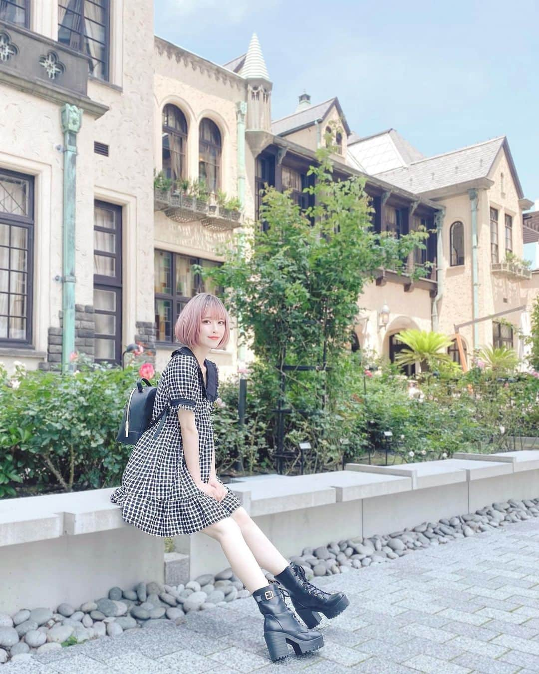 川子芹菜さんのインスタグラム写真 - (川子芹菜Instagram)「. . coordinate𓂃𓈒𓏸𓐍  .  .  この前メンヘラちゃんした時の💗  .  ウィッグとお洋服が絶妙にマッチして可愛かった😭💗  フリルの襟とパールボタンにパフスリーブ…… 可愛いがすぎる🤦‍♀️💖  .  そしてショートヘアに憧れすぎてどうしても、ショートウィッグ選んでしまう😂 そしてピンクのグラデーションが可愛すぎて、絶対このワンピースと合うと思って即決めてしまった🥺💜  .  .  wig: @mane_wig  onepiece: @lapommepetit  bag: @jillbyjillstuart_official   .  .  . #lapomme #コーディネート  #ファッション  #今日のコーデ #お洒落さんと繋がりたい  #キレイめコーデ #キレイめカジュアル #プチプラ #プチプラコーデ  #フリーランスモデル  #ファッション好きな人と繋がりたい #ファッションコーデ  #夏服コーデ #夏服 #メンヘラ女子  #メンヘラ  #メンヘラメイク  #病みかわいい  #地雷女  #地雷メイク  #地雷コーデ  #アラサー女子  #オルチャンメイク  #オルチャンファッション #オルチャンヘア #韓国ヘア #韓国メイク  #韓国ファッション  #韓国好きな人と繋がりたい  #オルチャン」7月11日 18時32分 - kawakoserina