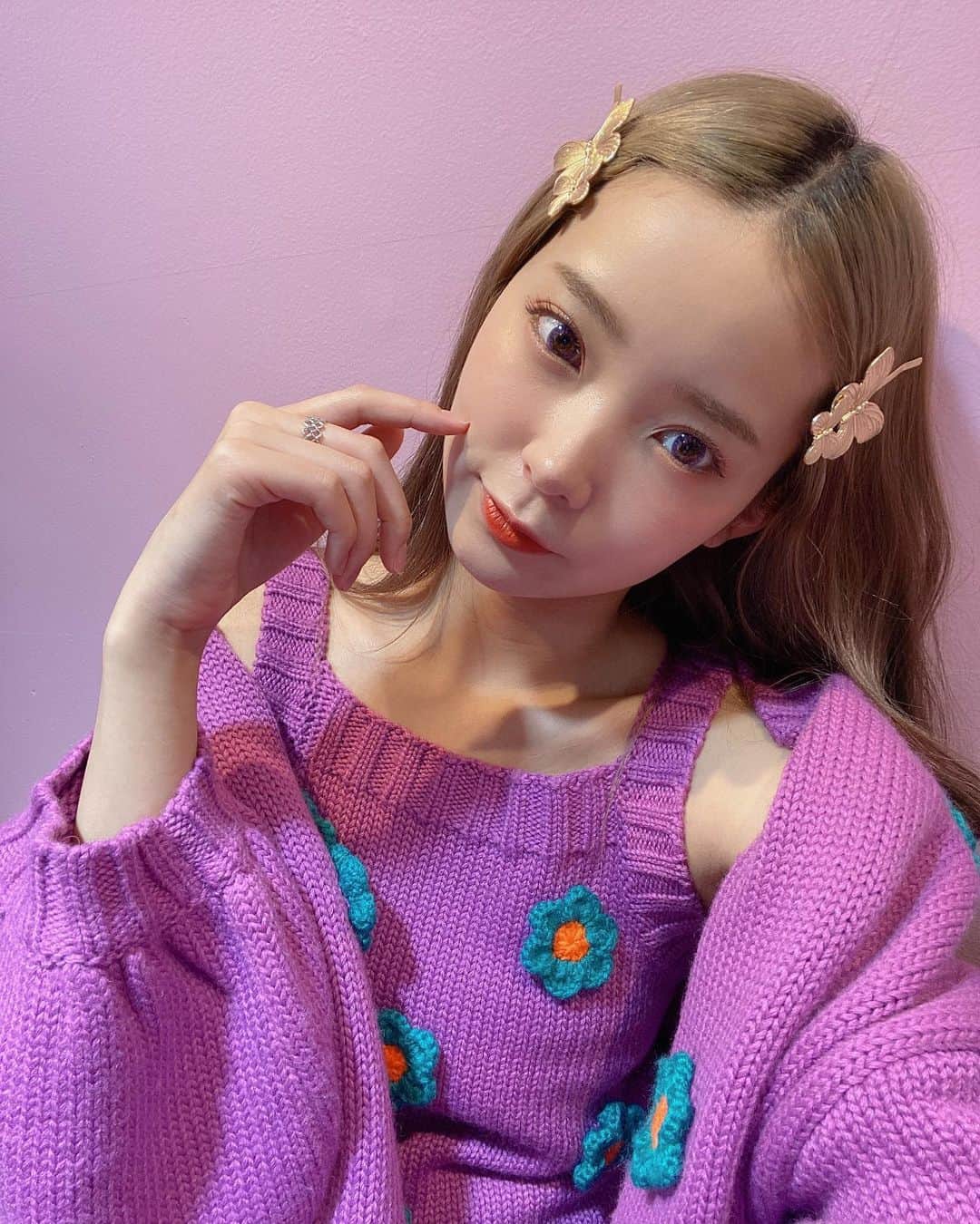 mimのインスタグラム：「いつもお世話になってる @candystripper_official の撮影の時のオフショ〜🙆‍♀️ このセットアップ可愛過ぎたなあ  あ、本日YouTubeサブチャンネル更新です20時半よろしくね〜💜」