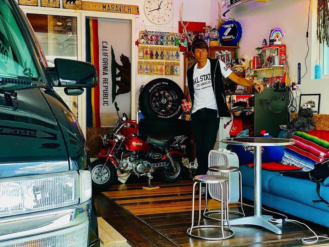 マイケル富岡のインスタグラム：「love garage♡楽しいオモチャに囲まれて幸せじゃ♪ #garage #garagelife #beach #surfing #cruise #actor #actorslife #shooting #サーフィン #サーファー #サーファーズハウス #ビーチハウス #ガレージ #マイケル富岡 #俳優 #タレント #撮影 #海 #ビーチ #generalamericanhome #usa #california #losangeles #malibu #surfershouse #beachhouse #love #calstate #秘密基地 #アメ車」