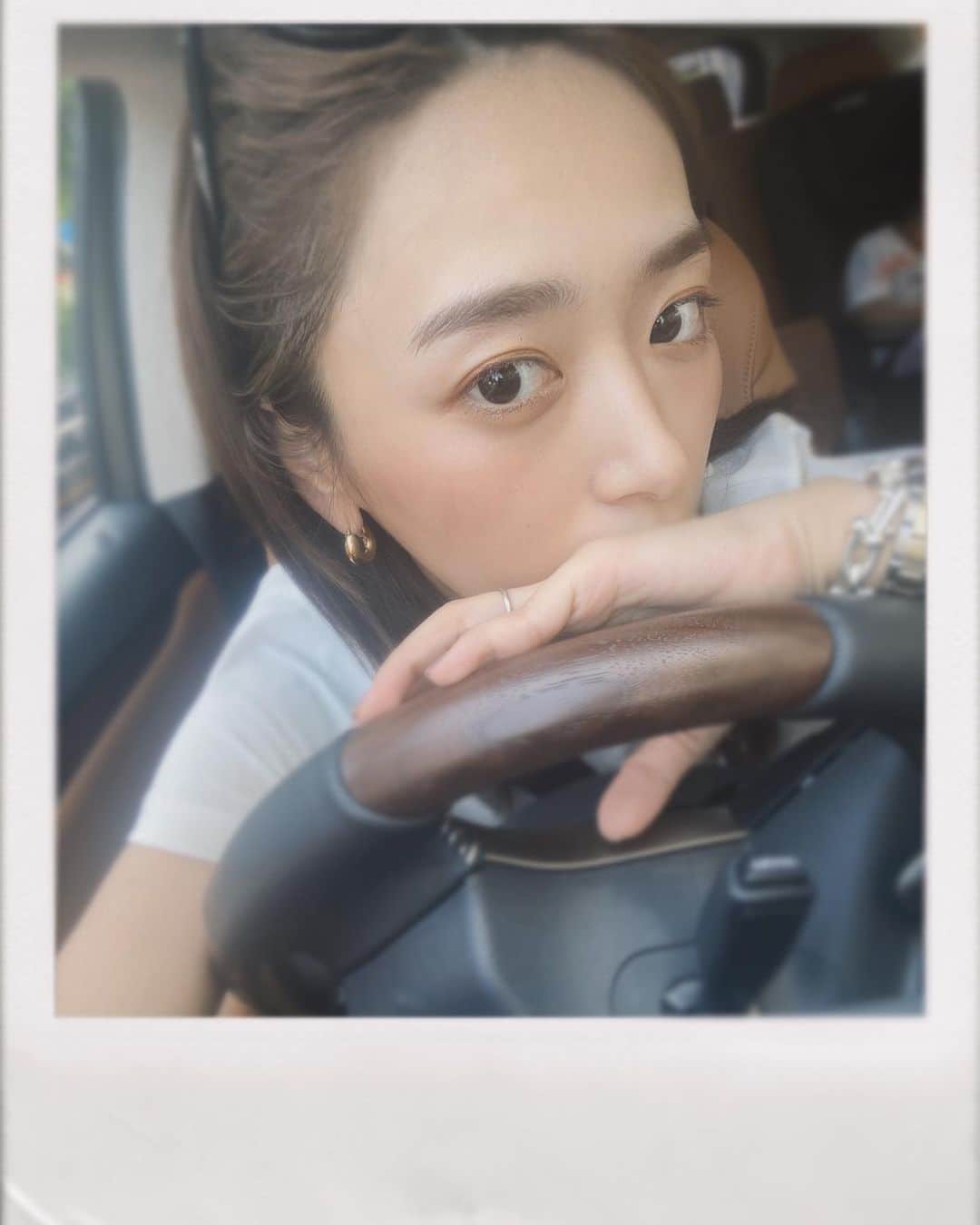 近藤千尋のインスタグラム：「今週も安定の運転手をして…笑 お仕事の合間に 子供達🧒👶の体力を最大限に使えて 人が少ない場所へ🌿 マネージャーさんを停車しながら 待っているところです。笑🚘 子供達は車に乗るとすぐ爆睡😴 チャイルドシートは2人とも combiのものを使ってます❤️ 母ちゃん、今週も乗り切ったぞ🙏  明日からまた頑張りましょう💪🏻💗」