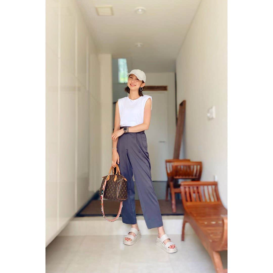 近藤夏子さんのインスタグラム写真 - (近藤夏子Instagram)「.   スポーティーな私服です💙 　 #肩パッド Ｔシャツ、肩幅がない私には助かります🙏🏻 (現代では#ショルダーパッド というらしい) おニュー#キャップ 、日焼け止めを塗る習慣がない私には助かります🙏🏻 　 　 　 そしてお知らせです💛  明日、7/12 18:30〜19:00 #スパサカ 公式YouTubeにて  東京五輪直前強化マッチ 🇯🇵U-24日本×U-24ホンジュラス🇭🇳  試合前の選手の様子を 現地 ヨドコウ桜スタジアムからLIVE配信します！！ 解説の #戸田和幸 さんも登場予定です✨  普段は見られない距離から 選手のウォーミングアップ中の様子などなど貴重なシーンをお届け予定です💙 是非ご覧ください！！ スパサカ公式YouTubeですよ〜💙  　 . #私服 #かこの私服だよ #生配信 #サッカー #U24日本代表 　 　 　 .  #TBSアナウンサー #近藤夏子」7月11日 19時54分 - kondokako0804