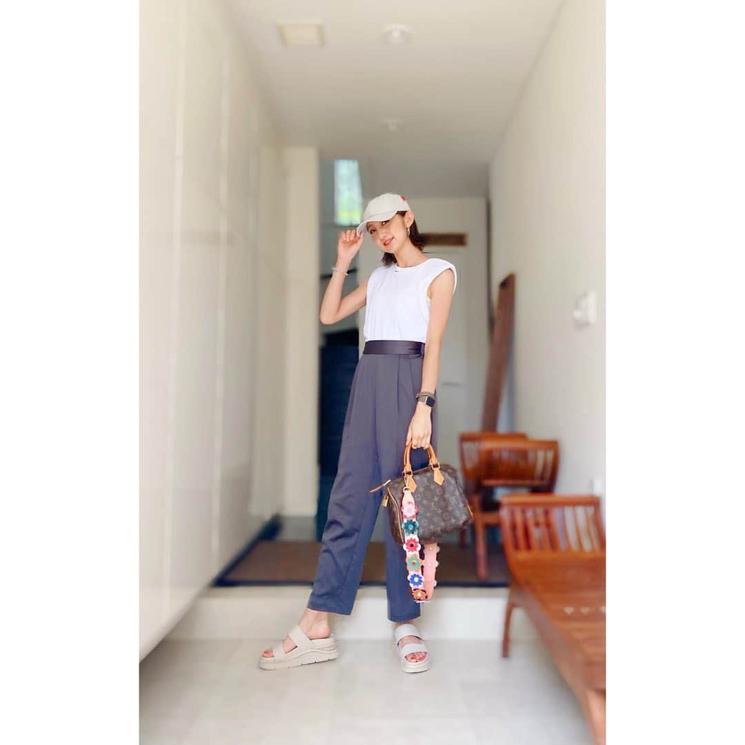 近藤夏子さんのインスタグラム写真 - (近藤夏子Instagram)「.   スポーティーな私服です💙 　 #肩パッド Ｔシャツ、肩幅がない私には助かります🙏🏻 (現代では#ショルダーパッド というらしい) おニュー#キャップ 、日焼け止めを塗る習慣がない私には助かります🙏🏻 　 　 　 そしてお知らせです💛  明日、7/12 18:30〜19:00 #スパサカ 公式YouTubeにて  東京五輪直前強化マッチ 🇯🇵U-24日本×U-24ホンジュラス🇭🇳  試合前の選手の様子を 現地 ヨドコウ桜スタジアムからLIVE配信します！！ 解説の #戸田和幸 さんも登場予定です✨  普段は見られない距離から 選手のウォーミングアップ中の様子などなど貴重なシーンをお届け予定です💙 是非ご覧ください！！ スパサカ公式YouTubeですよ〜💙  　 . #私服 #かこの私服だよ #生配信 #サッカー #U24日本代表 　 　 　 .  #TBSアナウンサー #近藤夏子」7月11日 19時54分 - kondokako0804