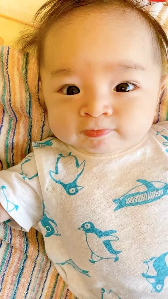 山本愛子のインスタグラム：「最近この顔よくする😆 何か意味があるのかなぁ🌟  #赤ちゃん　#男の子ママ #新米ママ #チーム出産育児　@tamahiyoinsta」