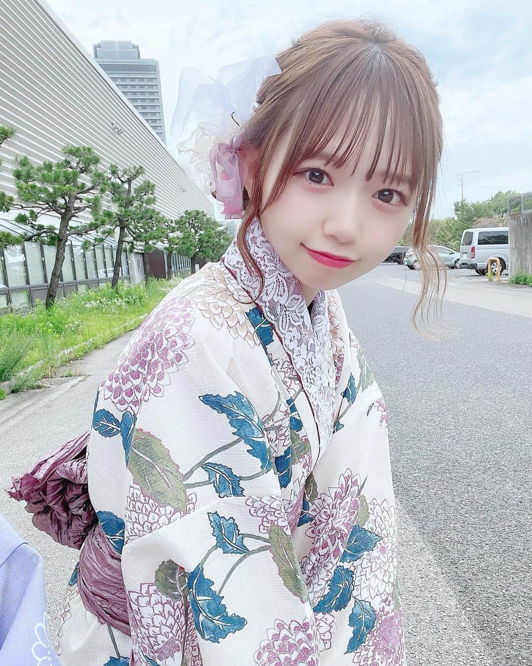 畑美紗起のインスタグラム：「今年初浴衣なのだ👘💐  ちょっぴり大人なの選びました… どうかな〜？💫  インカメ📸ほのぴの浴衣うつってる（笑）  #浴衣 #浴衣ヘアアレンジ #浴衣女子 #ラストアイドル #畑美紗起 #ラスアイ #instagood #shooting #me #outfit」