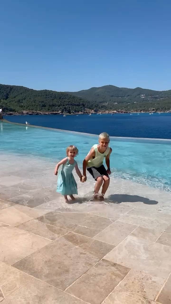 アリゾナ・ミューズのインスタグラム：「🐸🐸 🦘🦘 @sixsenses_ibiza 💚」