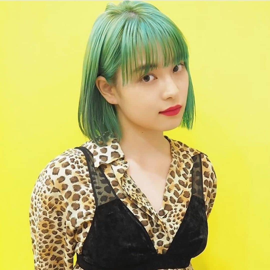 のインスタグラム：「今予約するとクーポンがお得になってます✨✨ MORIYOSHIのご予約はお早めに🙏  こちらは流行りの緑をヘアカラーで✨✨ ミントグリーンになります🎨  こちらのオススメのメニューはカットハイブリーチカラーになります☝️  ブリーチの回数、予約するときのメニュー、料金、色落ちなどわからないことはご気軽にDMにてご相談下さい☝️  艶ハイトーンを体験したい方や 色落ちの綺麗なカラーはMORIYOSHIにお任せください💪  艶ハイトーンは育て方が大事☝️ みんなもぜひ✨」