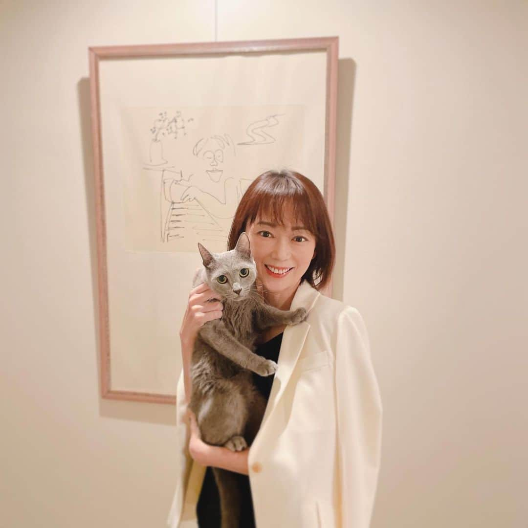 葉月里緒奈さんのインスタグラム写真 - (葉月里緒奈Instagram)「一昨日は沢山のメッセージを有難うございます。 なんだか誕生日詐欺のようになってしまいますが、私、誕生日今日なんです(笑)。 #birthday#birthdaydinner #wolfgang #wolfgangsteakhouse #ウルフギャング青山 #ティーボーンステーキ#プライムステーキ#ウェルダン派 #ほうれん草のガーリックソテー#ステーキフライフライドポテト #鮪のタルタル#マルガリータ#クレームブリュレ#チーズケーキ#レア君と記念ショット#ねこ#猫#ねこのいる生活 #ロシアンブルー#ロシアンブルーの男の子 #お前何回誕生日アピールしてんだよ#かまってちゃんか #しつこくてごめんなさい #もうこれで来年までありません#rionahazuki」7月11日 22時36分 - riona_hazuki