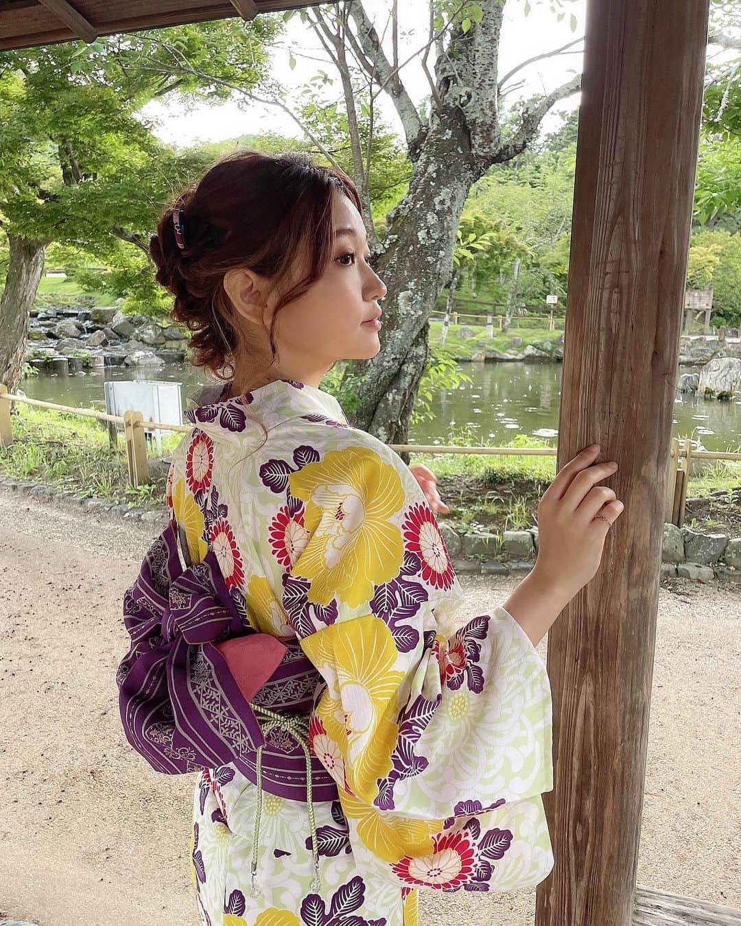 いっちゃん/嶋津 いつみさんのインスタグラム写真 - (いっちゃん/嶋津 いつみInstagram)「. . 少し前に京都に行ったときに @kimonohanakanzashi  さんで 浴衣レンタルしたのー👘✨ . . . 明るい色の華やかな浴衣にしたくて この柄にしたよ🙆‍♀️❤️ . . 浴衣の種類が多いのももちろん、 帯の色、柄もたくさんあって 着付師さんと相談しながら コーディネート楽しめるようになってるから 同じ浴衣でも全然雰囲気変えられて 面白いよー☺️💕💕💕 . . . . しかも @kimonohanakanzashi  さんは 21時まで営業してるから 夜ご飯食べてからの返却でも 間に合うのがいい🥺🙏🏻✨ . . . . . 今年もコロナの影響で各地花火大会は 中止やろうし、 浴衣を着る機会もなかなかないから 京都でレンタルして 楽しむのもありと思うなー🥳💟💜 . . . . 📣そしてそしてー❣️ 「いっちゃんのインスタ見てきました！」って 伝えてもらうと 花飾りが無料でレンタルでちゃうので 京都で浴衣レンタルいいなぁ…って 思った方はぜひぜひ〜✌🏻💗 .  . . #kimonohanakanzashi #着物レンタル花かんざし #着物 #着物ヘア #着物デート #観光 #京都デート #京都 #着物レンタル  #いっちゃん  #フリーモデル  #いっちゃんコーデ #ブライダルモデル #アレンジモデル #ヘアカラー  #ヘアアレンジ #くしゃ顔  #フリーモデル #ドレスモデル #ダイエット  #치맥  #좋아요환영 #소통환영 #팔로우환영  #팔로미 #인친환영 #친구해요 #셀카 #셀피」7月11日 22時38分 - istumiiiru