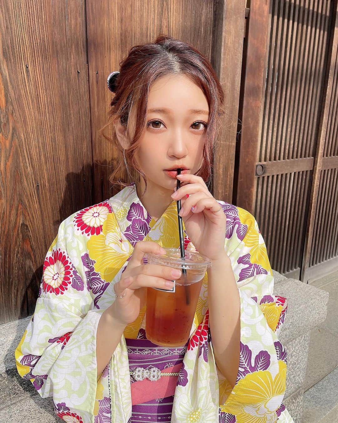いっちゃん/嶋津 いつみのインスタグラム：「. . 少し前に京都に行ったときに @kimonohanakanzashi  さんで 浴衣レンタルしたのー👘✨ . . . 明るい色の華やかな浴衣にしたくて この柄にしたよ🙆‍♀️❤️ . . 浴衣の種類が多いのももちろん、 帯の色、柄もたくさんあって 着付師さんと相談しながら コーディネート楽しめるようになってるから 同じ浴衣でも全然雰囲気変えられて 面白いよー☺️💕💕💕 . . . . しかも @kimonohanakanzashi  さんは 21時まで営業してるから 夜ご飯食べてからの返却でも 間に合うのがいい🥺🙏🏻✨ . . . . . 今年もコロナの影響で各地花火大会は 中止やろうし、 浴衣を着る機会もなかなかないから 京都でレンタルして 楽しむのもありと思うなー🥳💟💜 . . . . 📣そしてそしてー❣️ 「いっちゃんのインスタ見てきました！」って 伝えてもらうと 花飾りが無料でレンタルでちゃうので 京都で浴衣レンタルいいなぁ…って 思った方はぜひぜひ〜✌🏻💗 .  . . #kimonohanakanzashi #着物レンタル花かんざし #着物 #着物ヘア #着物デート #観光 #京都デート #京都 #着物レンタル  #いっちゃん  #フリーモデル  #いっちゃんコーデ #ブライダルモデル #アレンジモデル #ヘアカラー  #ヘアアレンジ #くしゃ顔  #フリーモデル #ドレスモデル #ダイエット  #치맥  #좋아요환영 #소통환영 #팔로우환영  #팔로미 #인친환영 #친구해요 #셀카 #셀피」
