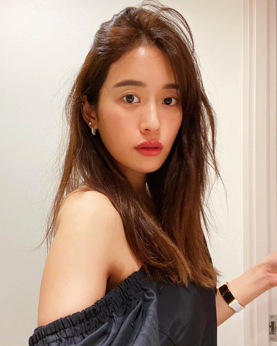 のインスタグラム：「. 最近ノーファンでの方がツヤ肌じゃない？って 思ってきてるところww  なんだろう？ ファンデつけると顔のツヤなくなる〜 肌水分問題？笑  そんなこんなで、 最近BBかカバーマークのコンシーラーのみ✨ そんな写真❤️(ちなみに昨日からww)  ちなみにマスカラもない方が目クッキリじゃん時期にいたってる🙄🙄  #メイクが薄くなる #あんなにファンデーション好きだったじゃん？ #年？#時代？#うるさいね#おわり😂」