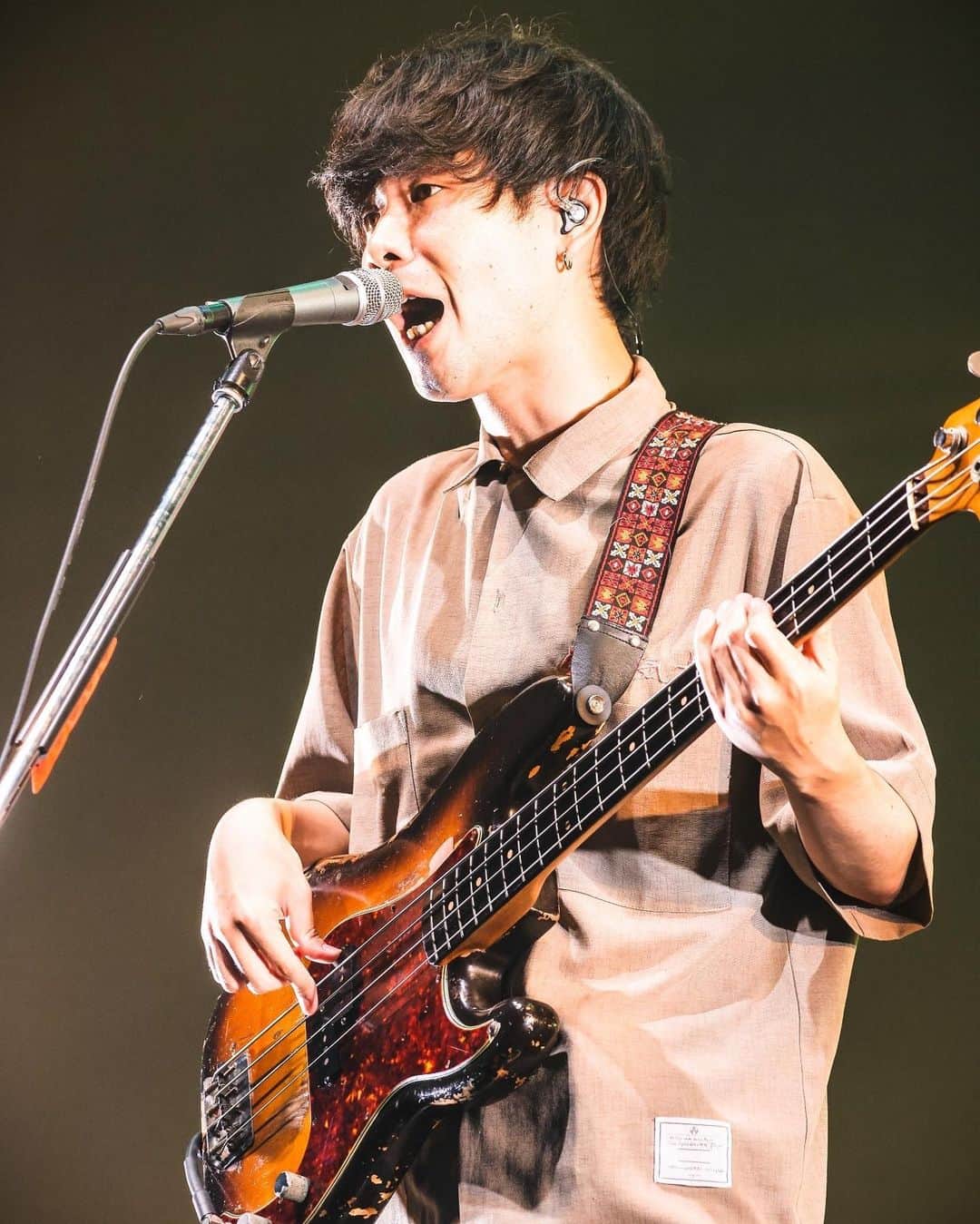 秋澤和貴のインスタグラム：「Talking Rock!FES.2021 ありがとうございました！！ また横アリで！！  photo by @t_s_p_1988   衣装はutility」
