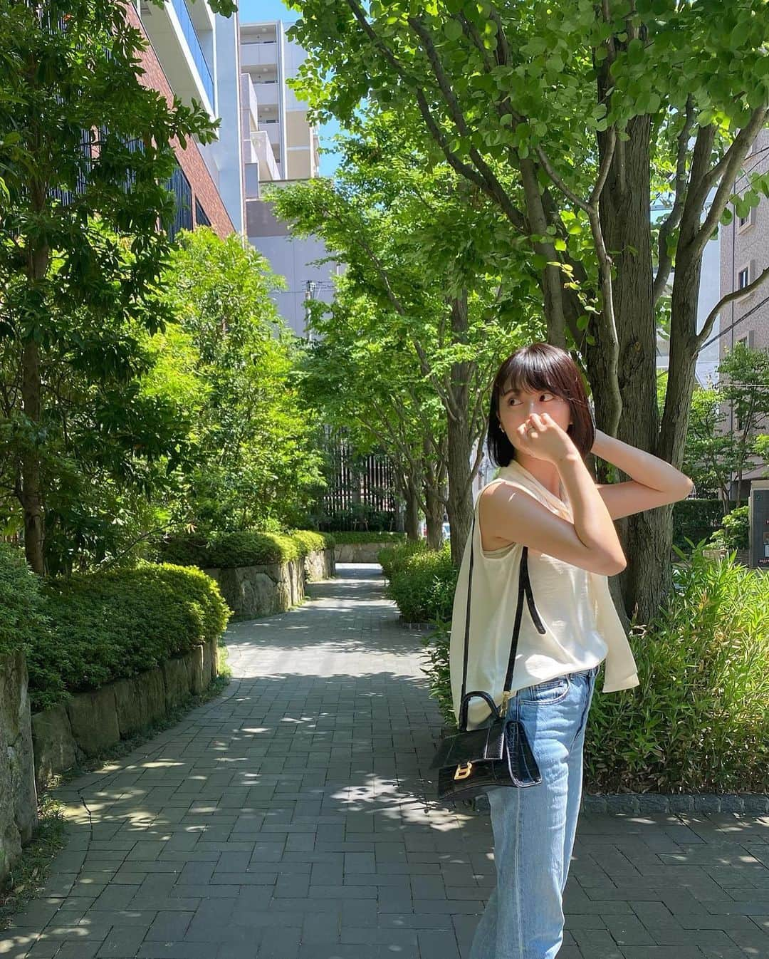 太田江莉奈さんのインスタグラム写真 - (太田江莉奈Instagram)「.  何ともいえない表情しちゃってるけど 全身UNIQLO💫  .  #ootd#fashion  #uniqlo#shoefantasy #balenciaga#fukuoka#yakuin #骨格ウェーブ#ブルベ夏#低身長コーデ #155cmコーデ#ハイウエストストレートジーンズ #とろみブラウス#プチプラコーデ#ノースリーブ」7月12日 0時00分 - erina_o_