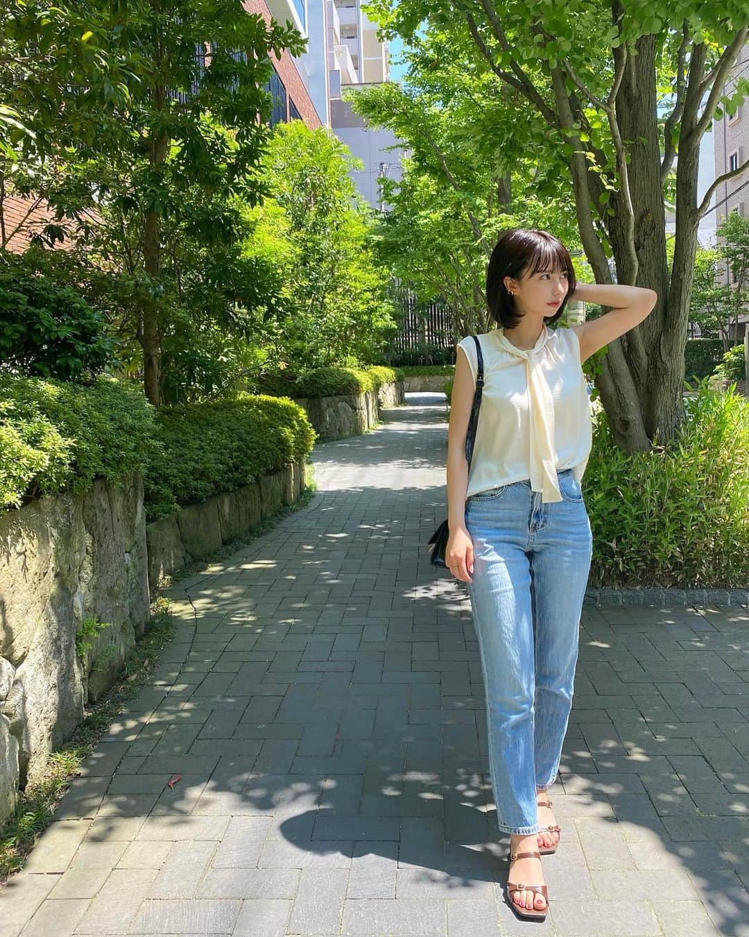 太田江莉奈さんのインスタグラム写真 - (太田江莉奈Instagram)「.  何ともいえない表情しちゃってるけど 全身UNIQLO💫  .  #ootd#fashion  #uniqlo#shoefantasy #balenciaga#fukuoka#yakuin #骨格ウェーブ#ブルベ夏#低身長コーデ #155cmコーデ#ハイウエストストレートジーンズ #とろみブラウス#プチプラコーデ#ノースリーブ」7月12日 0時00分 - erina_o_