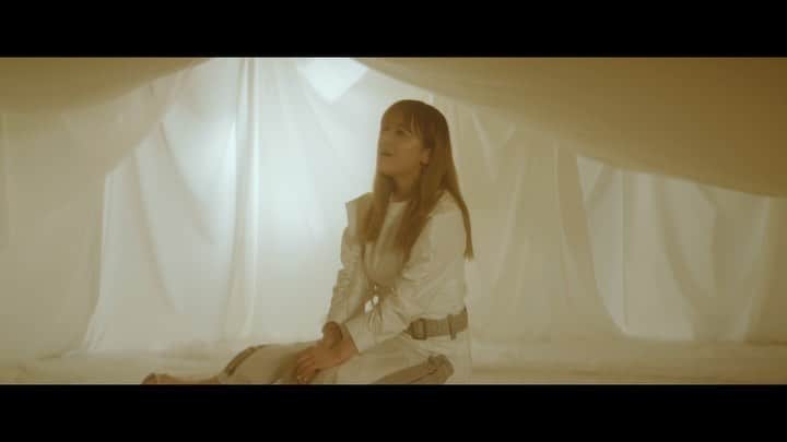 鈴木瑛美子のインスタグラム：「kIng Music Video on YouTube . . . https://youtu.be/RxH4aMnlGSk リンク👉ストーリーズ&ハイライトから . . ただいまより各音楽配信サービスにて「kIng」の先行配信スタート⚡️ . . LINE MUSICにてたくさんお聴きいただくと、瑛美子さんの直筆サイン入りポスタープレゼント🎁のキャンペーンも開始‼️ . 詳しくはストーリーズ&ハイライトから鈴木瑛美子HPにてご確認ください。 ぜひご参加ください💨💨💨 . . #kIng #キングダム #鈴木瑛美子 by staff」