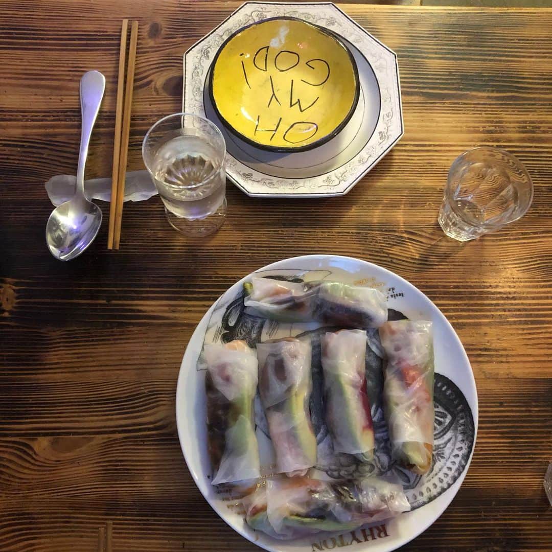 雨宮塔子さんのインスタグラム写真 - (雨宮塔子Instagram)「しんちゃん家に呼んでいただいてごはん❤️  しんちゃんこと、河原シンスケさんがプロデュースされていたパリや日本のレストラン、usagi でそのセンスは知っていたけれど、ご本人による数々のお料理も全部好きなものばかり😍  もちもち食感の生春巻きの中身はトマト、アボカドにアプリコット‼️味噌でふんわり味付け。←こんな発想、私にはできないっ。  台湾のウーロン茶で炊いた玄米に合わせたのは、鯖とブロッコリーとほうれん草を黒ゴマなどで炒め合わせたもの(たしか鯖は何かに漬け込んでおいてから骨抜き、という手の込んだ感じだったけど、何に漬け込んでおくか忘れちゃった😂)でこれまた絶品！  写真撮り忘れちゃったけど、昆布や厚揚げが入ったスープもあったよ👍  デザートは豆乳に漬け込んでおいたフレンチトーストに、ココナッツヨーグルト、何かのシロップ、ブルーベリーなどをかけたもの。これはボリューミーなわりにヨーグルトの酸味ですっきりいただけます❣️  しんちゃんの料理は調味料さえ最小限で、体に優しく、でもなぜかコクもあって絶妙なのだけど、真似してみても絶対同じ味にならないんです😭   @shinsuke_kawahara    #ご自宅のインテリアもすごくかわいい😍  #ありがとう、しんちゃん」7月12日 0時12分 - amemiya.toko