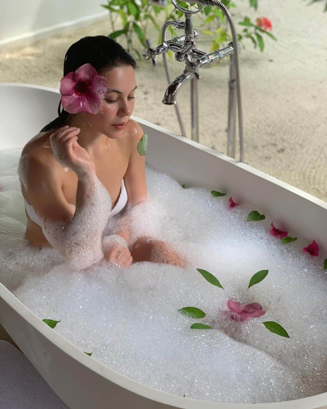 エレーナ・イリニフさんのインスタグラム写真 - (エレーナ・イリニフInstagram)「Смотрю фото и все на морях😅 вот и мне захотелось! Завтра вырываемся с ребёнком на 2 дня в Сочи ✨ Рассказывайте кому удалось отдохнуть? Где были? Как впечатления?」7月12日 0時22分 - blackswanei