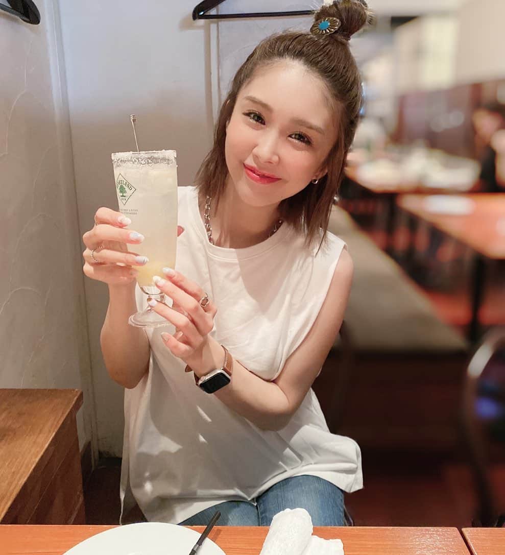 三宿菜々さんのインスタグラム写真 - (三宿菜々Instagram)「ナトゥの飲みもの🌴🌻🐬🍹🌺 #塩がぬったくってあるレモンサワー #🍋 #うまみ」7月12日 0時40分 - mishuku_nana