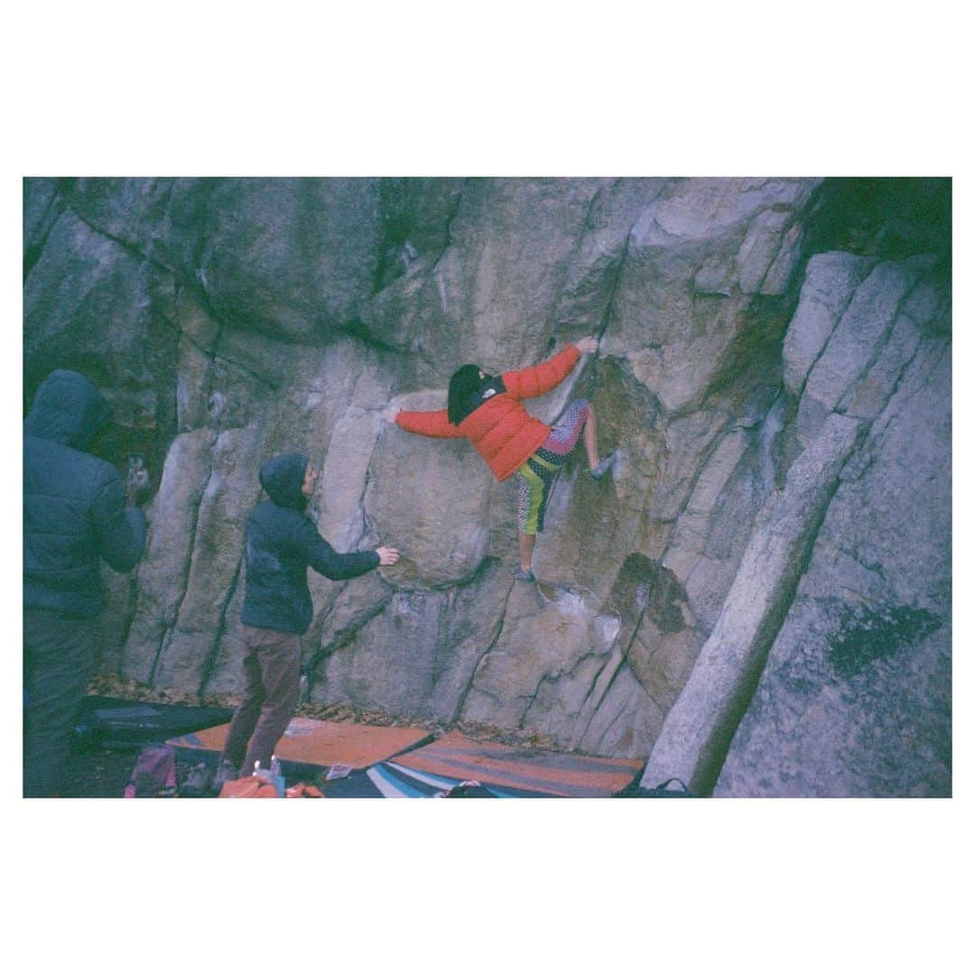 白石阿島のインスタグラム：「So much love to these people 💜. NYC climbing crew goes hard!! ✨ Some cute flicks from my broken film camera. RIP to my beloved Olympus point and shoot. I’m currently on a mission to secure a new one.」