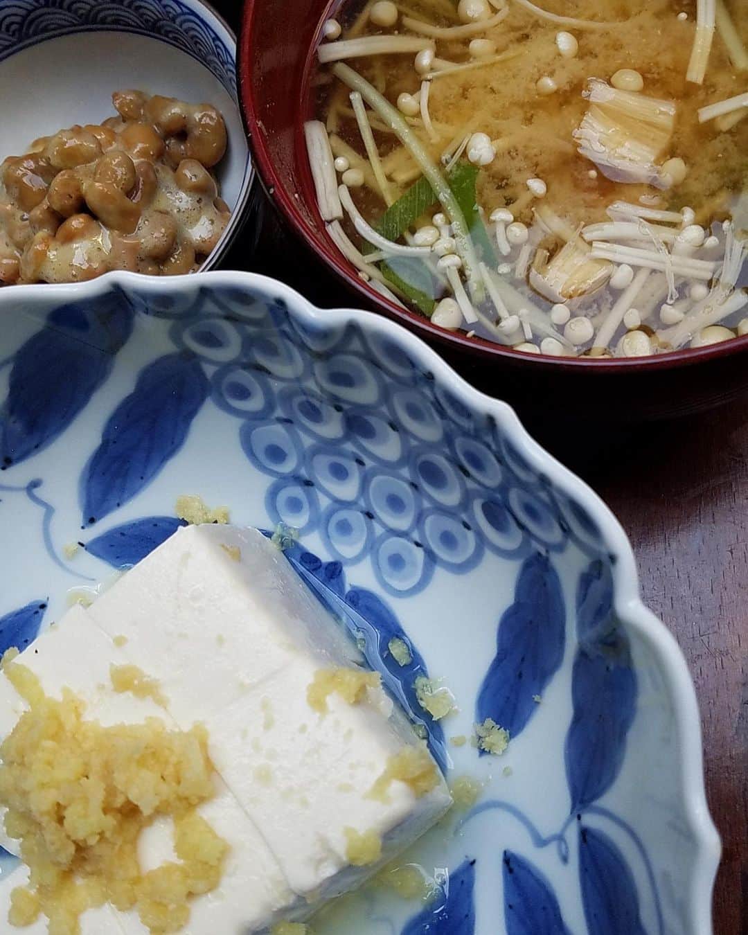 桃井かおりさんのインスタグラム写真 - (桃井かおりInstagram)「冷奴、納豆、具だくさんお味噌。これが朝食って事ですな~~凄い満足感。#かおり飯 #朝ごはん」7月12日 7時03分 - kaori_momoi