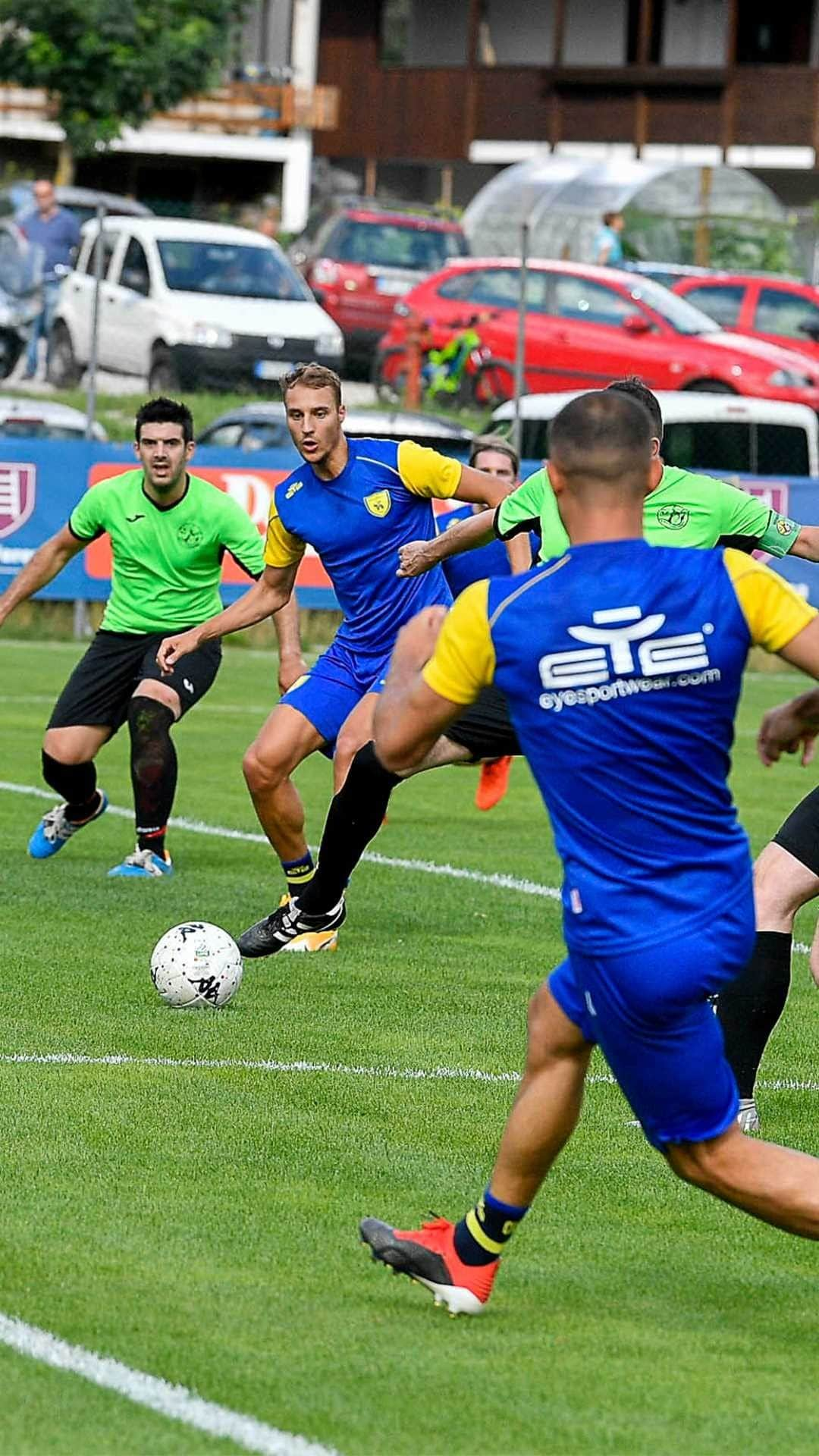 ACキエーヴォ・ヴェローナのインスタグラム：「⚽️⛰️ Oggi i gialloblù hanno giocato la 1^ partita della stagione. Contro l' @asd_sottocastello è finita 9-1. Il 1° gol del #ChievoVerona è di @manuel_deluca19. Gli altri sono di @emanuele_zuelli, @lucagarritano7, #PinaNunes, @francescomargiotta19, @_mbertagnoli, @jonathanmorsay_, @michelerigione5, #Grubac 💛💙  #ritiro #gialloblù #chievo #chievoverona #calcio #football #match #amichevole #friendlymatch」