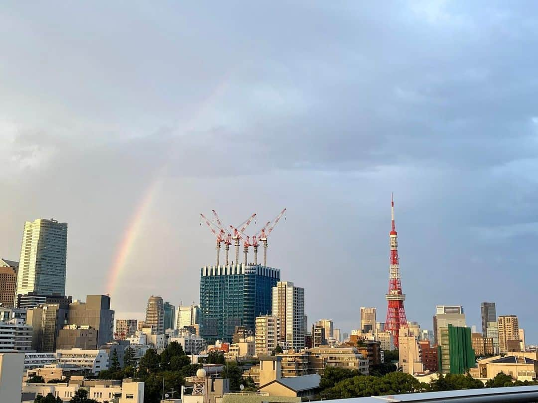 岡安弥生さんのインスタグラム写真 - (岡安弥生Instagram)「夕方は、この世の終わりか⁉︎と思うほどの激しい雷の轟音が響き続け、そして、豪雨&ヒョウでしたが、その後は、綺麗な虹が🌈。虹みると、なんで、いつも、こんなハッピーな気持ちになるのだろう#豪雨#雷雨#怖かった#稲妻#ヒョウ#虹#六本木#テレ朝からの景色#rainbow #afterthestorm #thunderstorm#tokyo」7月12日 2時01分 - yayoin3