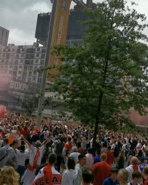 ロベール・ピレスのインスタグラム：「What an atmosphere #euro202 @m6officiel @xavierdomergue @carine.galli」