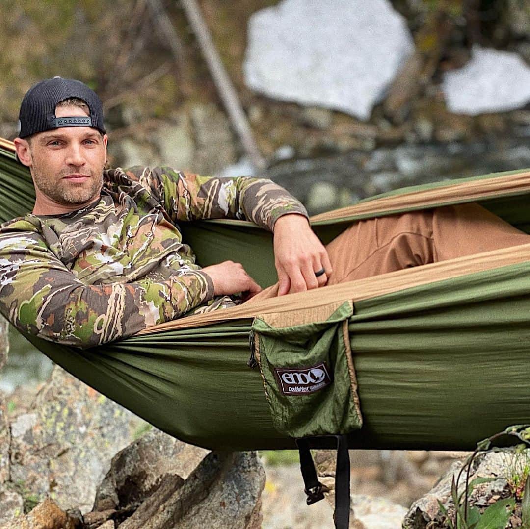 マイク・ヴォーゲルのインスタグラム：「Sorry Cooper, not really a suit and tie kind of guy…. Hope y’all are kickin’ back this weekend (and watching and rewatching @sexlife 😎). Much love!  #mountainlife #getoutthere」