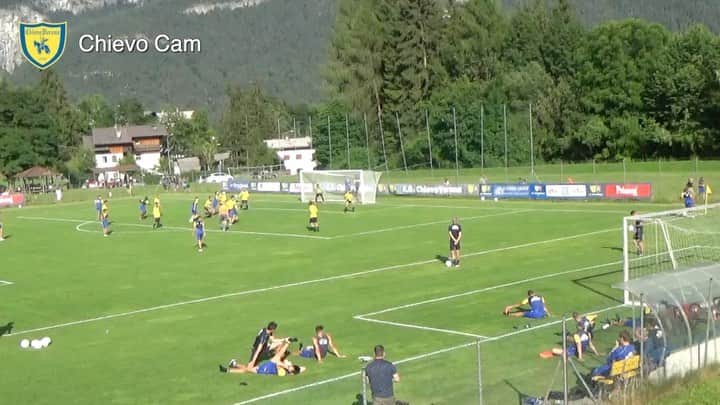 ACキエーヴォ・ヴェローナのインスタグラム：「🇮🇹💫⚽️ Da Pieve di Cadore il nostro #Utiraggir di @michelerigione5…forza @azzurri per stasera! Da napoletano a napoletano, @lorinsigneofficial regalaci il bis!!!  😜Ps: se segna un tuo compagno…va bene uguale! #ChievoVerona #Chievo #Italia #euro2020 #football #gol #forzaazzurri #insigne」