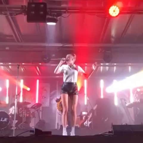 ピクシー・ロットのインスタグラム：「🏴󠁧󠁢󠁥󠁮󠁧󠁿❤️」
