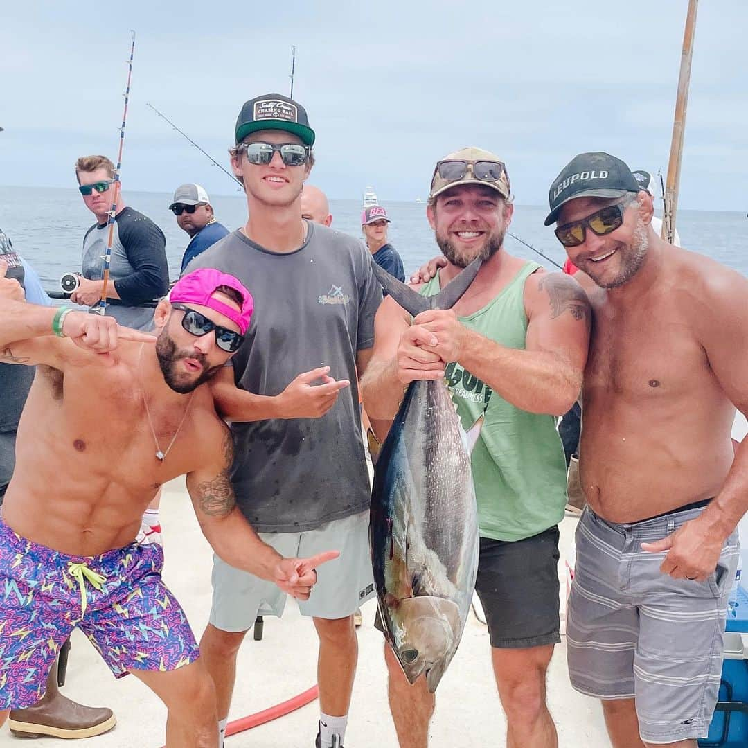 マックス・シエリオットさんのインスタグラム写真 - (マックス・シエリオットInstagram)「Epic trip catching giant bluefin tuna with this motley crew!!! Sushi time baby!!!!!! Thanks @chadmendes @finzandfeatherzguides @shogunsportfishing for the awesome adventure !!! 🍣🙌」7月12日 4時24分 - maxthieriot