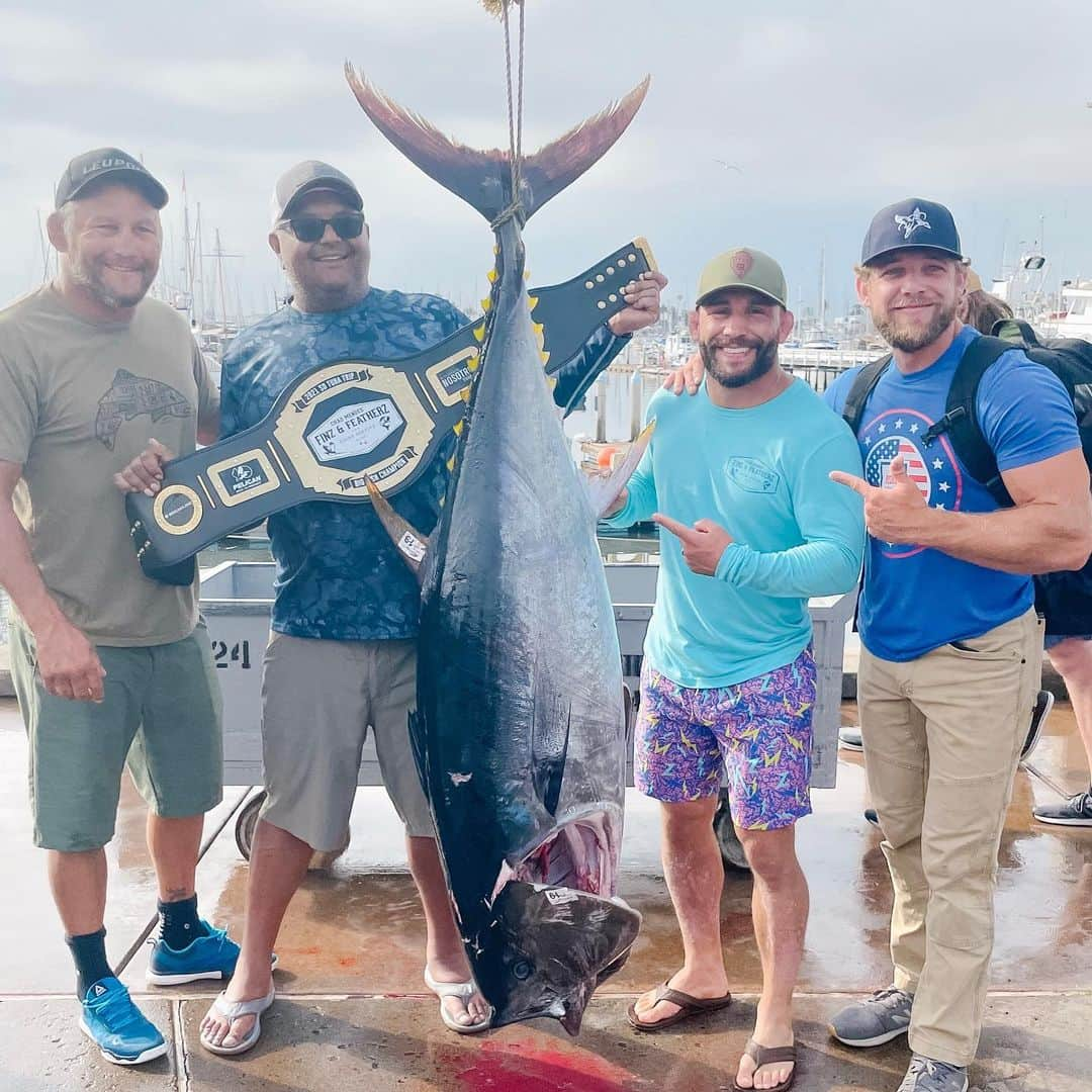 マックス・シエリオットのインスタグラム：「Epic trip catching giant bluefin tuna with this motley crew!!! Sushi time baby!!!!!! Thanks @chadmendes @finzandfeatherzguides @shogunsportfishing for the awesome adventure !!! 🍣🙌」