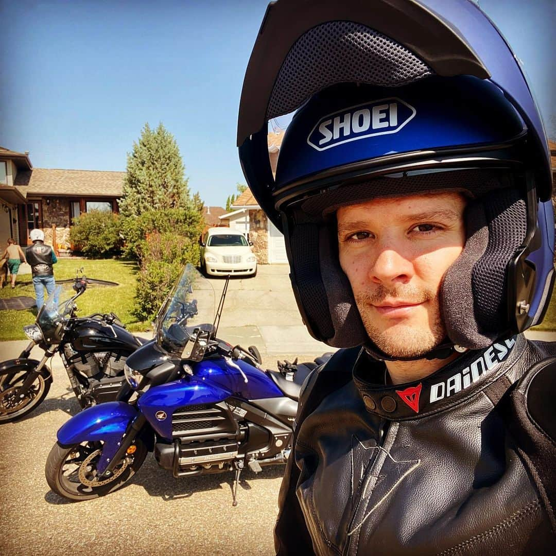 ヴォーン・チピアーさんのインスタグラム写真 - (ヴォーン・チピアーInstagram)「A great way to spend a Saturday afternoon. #valkyrie #victory #honda #shoei #dianese #twowheels #smilespermile」7月12日 4時46分 - vchipeur