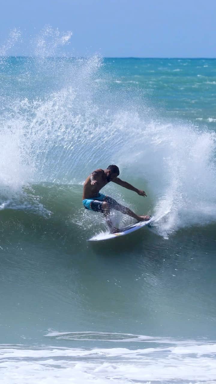 イタロ・フェレイラのインスタグラム：「Segundo semestre do ano chegando, bateria carregada e vamo pra cima! Foco na missão. 🙌💛🔥✨  Obrigado meu Deus!   -  @billabong  @billabong_brasil  @redbullbr  @redbullsurfing  @sejarebel  @oi_oficial  @fordbrasil  @pneusbridgestone  @oakleybr  @cariumasurf  @creaturesofleisure  @tpattersonsurfboards  @silversurfsurfboards  @if15sports」