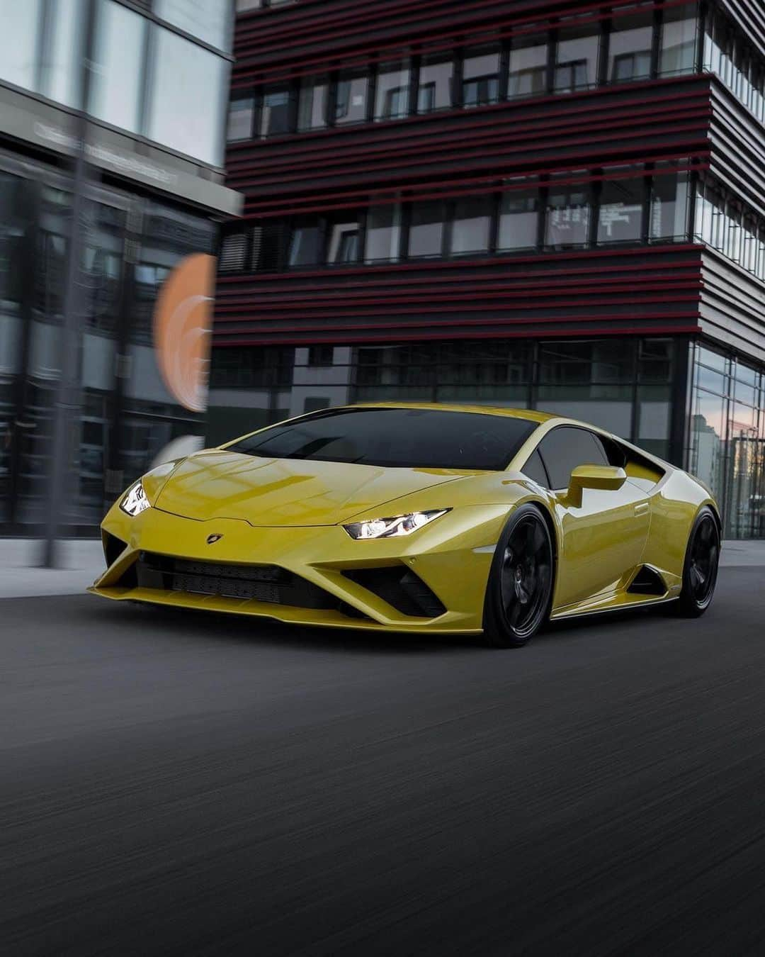 CARLiFESTYLEさんのインスタグラム写真 - (CARLiFESTYLEInstagram)「Which one looks better? Photo by @bornwithcamera #carlifestyle #huracan #f8」7月12日 16時13分 - carlifestyle