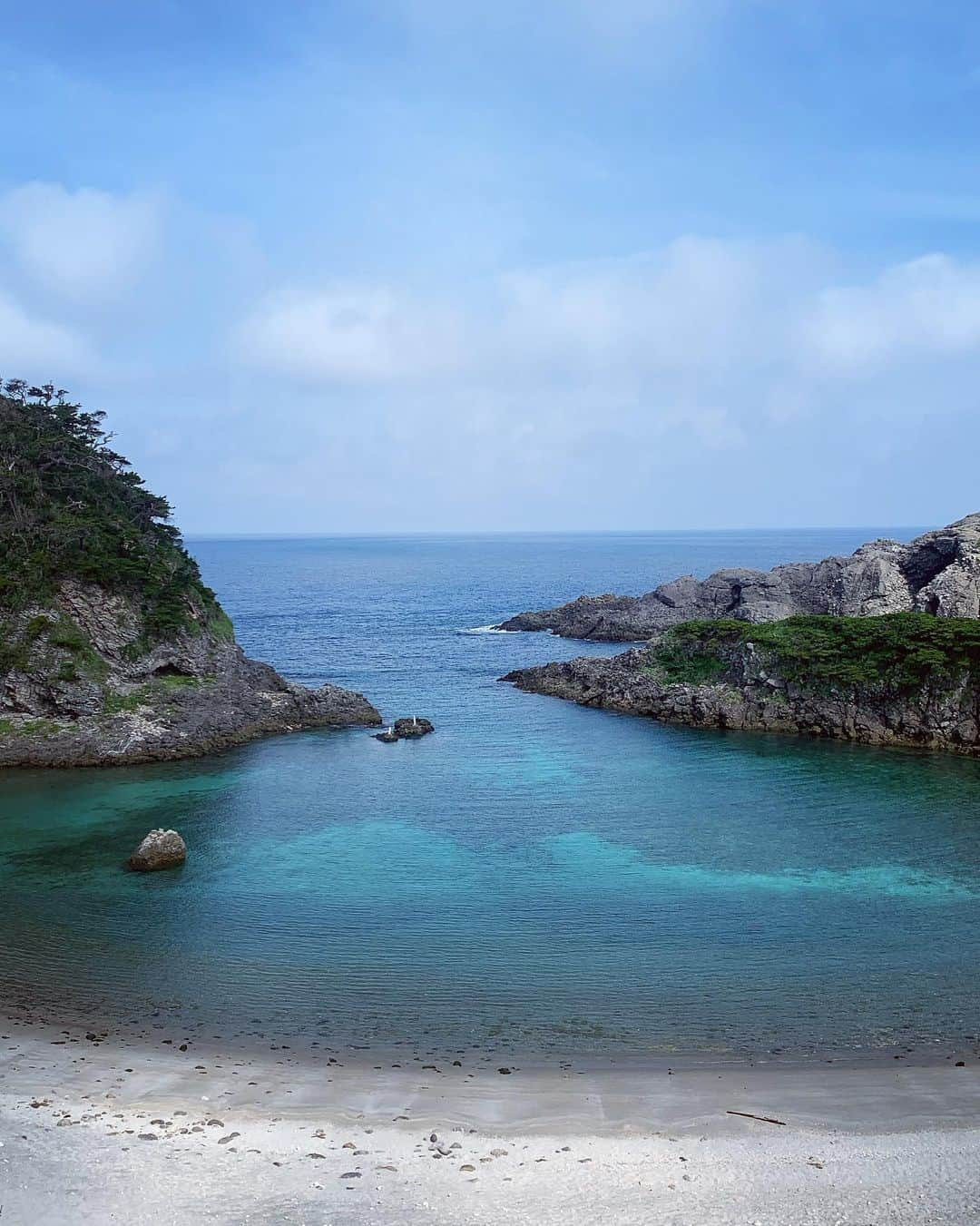 小田飛鳥さんのインスタグラム写真 - (小田飛鳥Instagram)「島で有名なおじさまが、秘密の野湯を教えて案内して下さいました🤫♨︎ 朝は露天風呂番付で東の張出横綱に選ばれた #地鉈温泉 へ…ここは満潮の１時間〜１時間前後じゃ無いと熱くて入れないので、朝6時に起きて行ってきました☀︎ 海水浴と天然露天風呂の梯子…後ろに写っているのが異常に気の合う（性格は全然違う）お友達です👭 #泊海水浴場 #石白川海水浴場 #温泉 #温泉好きな人と繋がりたい #海中温泉」7月12日 14時57分 - asuka_oda_0320