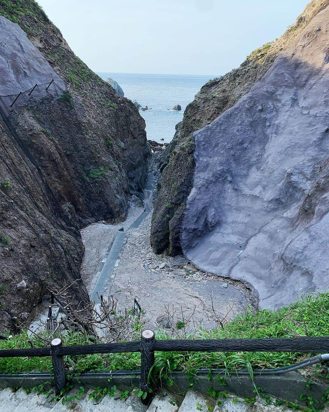 小田飛鳥さんのインスタグラム写真 - (小田飛鳥Instagram)「島で有名なおじさまが、秘密の野湯を教えて案内して下さいました🤫♨︎ 朝は露天風呂番付で東の張出横綱に選ばれた #地鉈温泉 へ…ここは満潮の１時間〜１時間前後じゃ無いと熱くて入れないので、朝6時に起きて行ってきました☀︎ 海水浴と天然露天風呂の梯子…後ろに写っているのが異常に気の合う（性格は全然違う）お友達です👭 #泊海水浴場 #石白川海水浴場 #温泉 #温泉好きな人と繋がりたい #海中温泉」7月12日 14時57分 - asuka_oda_0320