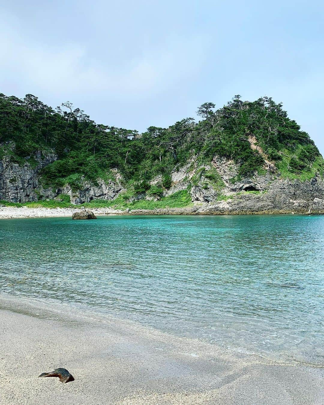 小田飛鳥さんのインスタグラム写真 - (小田飛鳥Instagram)「島で有名なおじさまが、秘密の野湯を教えて案内して下さいました🤫♨︎ 朝は露天風呂番付で東の張出横綱に選ばれた #地鉈温泉 へ…ここは満潮の１時間〜１時間前後じゃ無いと熱くて入れないので、朝6時に起きて行ってきました☀︎ 海水浴と天然露天風呂の梯子…後ろに写っているのが異常に気の合う（性格は全然違う）お友達です👭 #泊海水浴場 #石白川海水浴場 #温泉 #温泉好きな人と繋がりたい #海中温泉」7月12日 14時57分 - asuka_oda_0320