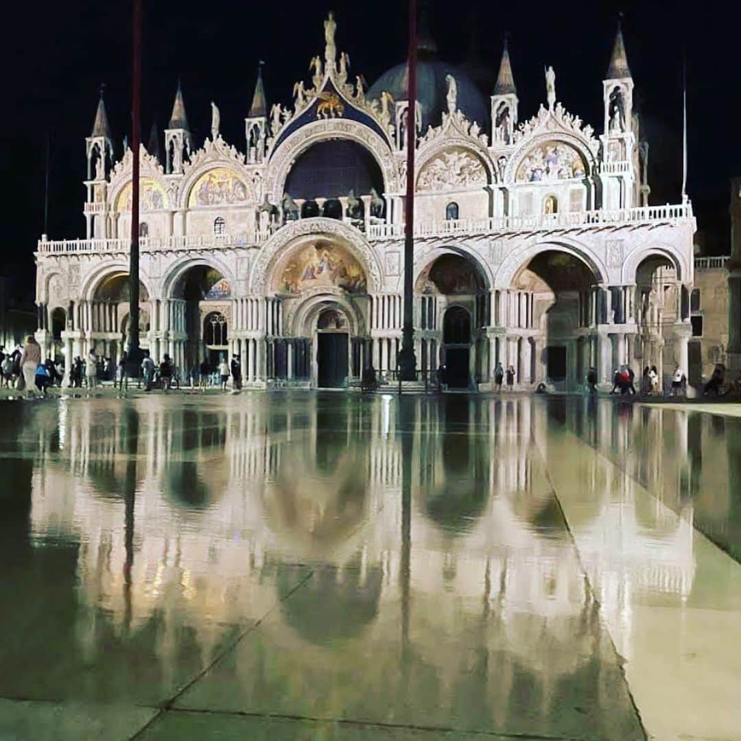 辻仁成さんのインスタグラム写真 - (辻仁成Instagram)「夜のヴェネツィアのサンマルコ広場、アクア・アルタにより、逆さ富士状態に、美しい世界、、、  詳しくは、ヴェネツィア日記「夜のサンマルコ広場で息子を突き放す」で、読んでみてください。」7月12日 15時15分 - tsujihitonari