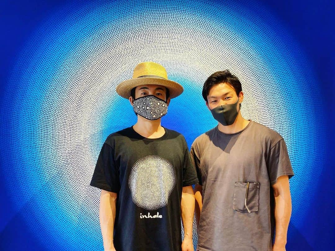 江幡塁さんのインスタグラム写真 - (江幡塁Instagram)「@goma_official  さんの展示会。１０年前の事故の後遺症で度々意識を失うことがあり、戻る瞬間に毎回見るひかりを描いたという作品。引き込まれるような、観ているだけで澄んだ気持ちになる作品ばかりでした。 意識はどこからくるのか？答えの見えない世界を感じながら楽しめる本当に素晴らしい刺激をもらった展示会でした。 この展示会のあとgomaさんのドキュメンタリー『Reborn』 をみて更に人間の可能性にワクワクし、そしてgomaさんが歩んだ道を知り深く感動しました。　　　 今回の展示会は終わりましたがドキュメンタリーはyoutubeで見れるので是非。　  そして、いよいよ今週は @mutsukiebata の試合。　今回も相当ハードなトレーニング期間を設けて睦のトレーニングパートナーを勤めてきましたが、強烈な仕上がりです。当日楽しみにしていて下さい。」7月12日 15時36分 - ruiebata