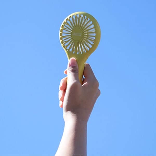 LOHACO（ロハコ）さんのインスタグラム写真 - (LOHACO（ロハコ）Instagram)「＼おうちの中でも大活躍！イチオシミニ扇風機♪／   いよいよ暑さが本格的になってきましたね。 既に夏バテ気味…という方も多いのではないでしょうか？   何度もご紹介しているミニ扇風機ですが、 外で使うだけでなくおうちの中でも大活躍してくれます！  家事で家中歩き回っていると汗が止まらなくなることありますよね… そんな方には首から下げられるストラップ付きがおすすめ◎  テレワークが多い方は、 折り畳める置き型仕様のミニ扇風機がおすすめです！ USBで充電しながら使用できます♪  クリップタイプの扇風機は家中どこでも 好きなところに固定して使用することが出来て、とても便利です。   手に持つだけでなく色んな使い方ができるミニ扇風機。 おうちで過ごすことが多くなりそうな夏ですが、 お風呂上り、キッチンで調理中など、 「暑くてちょっとしんどいな…」という場面にぜひミニ扇風機を取り入れてみてください！   気になる方はロハコで「ミニ扇風機」で検索！ 便利グッズで快適な夏を過ごしましょう♪   ＿＿＿＿＿＿＿＿＿＿＿＿＿＿  ▼Instagramで紹介した写真の詳細は プロフィール @lohaco.jp から♪  ▼商品のURLはこちら https://685.jp/3hu772K ※写真に一部在庫切れの商品がございますが、類似商品を多数ご用意しております。 ＿＿＿＿＿＿＿＿＿＿＿＿＿＿＿  #ハンディ扇風機 #ハンディファン #手持ち扇風機 #卓上扇風機 #携帯扇風機 #ミニファン #BRUNO #ブルーノ#プリズメイト #PRISMATE  #エレス #夏グッズ #夏アイテム #夏の必需品 #必需品 #暑さ対策 #熱中症対策 #アウトドアグッズ #デスク周り #持ち運びに便利 #すっきり暮らす #暮らしを楽しむ #暮らしを整える #日々の暮らし #暮らし #くらし #ロハコ #LOHACO #askul #アスクル」7月12日 16時01分 - lohaco.jp
