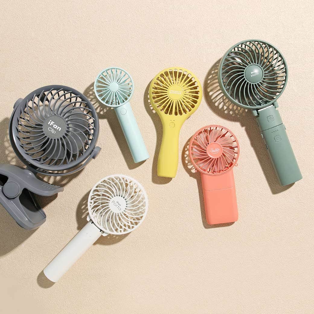 LOHACO（ロハコ）さんのインスタグラム写真 - (LOHACO（ロハコ）Instagram)「＼おうちの中でも大活躍！イチオシミニ扇風機♪／   いよいよ暑さが本格的になってきましたね。 既に夏バテ気味…という方も多いのではないでしょうか？   何度もご紹介しているミニ扇風機ですが、 外で使うだけでなくおうちの中でも大活躍してくれます！  家事で家中歩き回っていると汗が止まらなくなることありますよね… そんな方には首から下げられるストラップ付きがおすすめ◎  テレワークが多い方は、 折り畳める置き型仕様のミニ扇風機がおすすめです！ USBで充電しながら使用できます♪  クリップタイプの扇風機は家中どこでも 好きなところに固定して使用することが出来て、とても便利です。   手に持つだけでなく色んな使い方ができるミニ扇風機。 おうちで過ごすことが多くなりそうな夏ですが、 お風呂上り、キッチンで調理中など、 「暑くてちょっとしんどいな…」という場面にぜひミニ扇風機を取り入れてみてください！   気になる方はロハコで「ミニ扇風機」で検索！ 便利グッズで快適な夏を過ごしましょう♪   ＿＿＿＿＿＿＿＿＿＿＿＿＿＿  ▼Instagramで紹介した写真の詳細は プロフィール @lohaco.jp から♪  ▼商品のURLはこちら https://685.jp/3hu772K ※写真に一部在庫切れの商品がございますが、類似商品を多数ご用意しております。 ＿＿＿＿＿＿＿＿＿＿＿＿＿＿＿  #ハンディ扇風機 #ハンディファン #手持ち扇風機 #卓上扇風機 #携帯扇風機 #ミニファン #BRUNO #ブルーノ#プリズメイト #PRISMATE  #エレス #夏グッズ #夏アイテム #夏の必需品 #必需品 #暑さ対策 #熱中症対策 #アウトドアグッズ #デスク周り #持ち運びに便利 #すっきり暮らす #暮らしを楽しむ #暮らしを整える #日々の暮らし #暮らし #くらし #ロハコ #LOHACO #askul #アスクル」7月12日 16時01分 - lohaco.jp