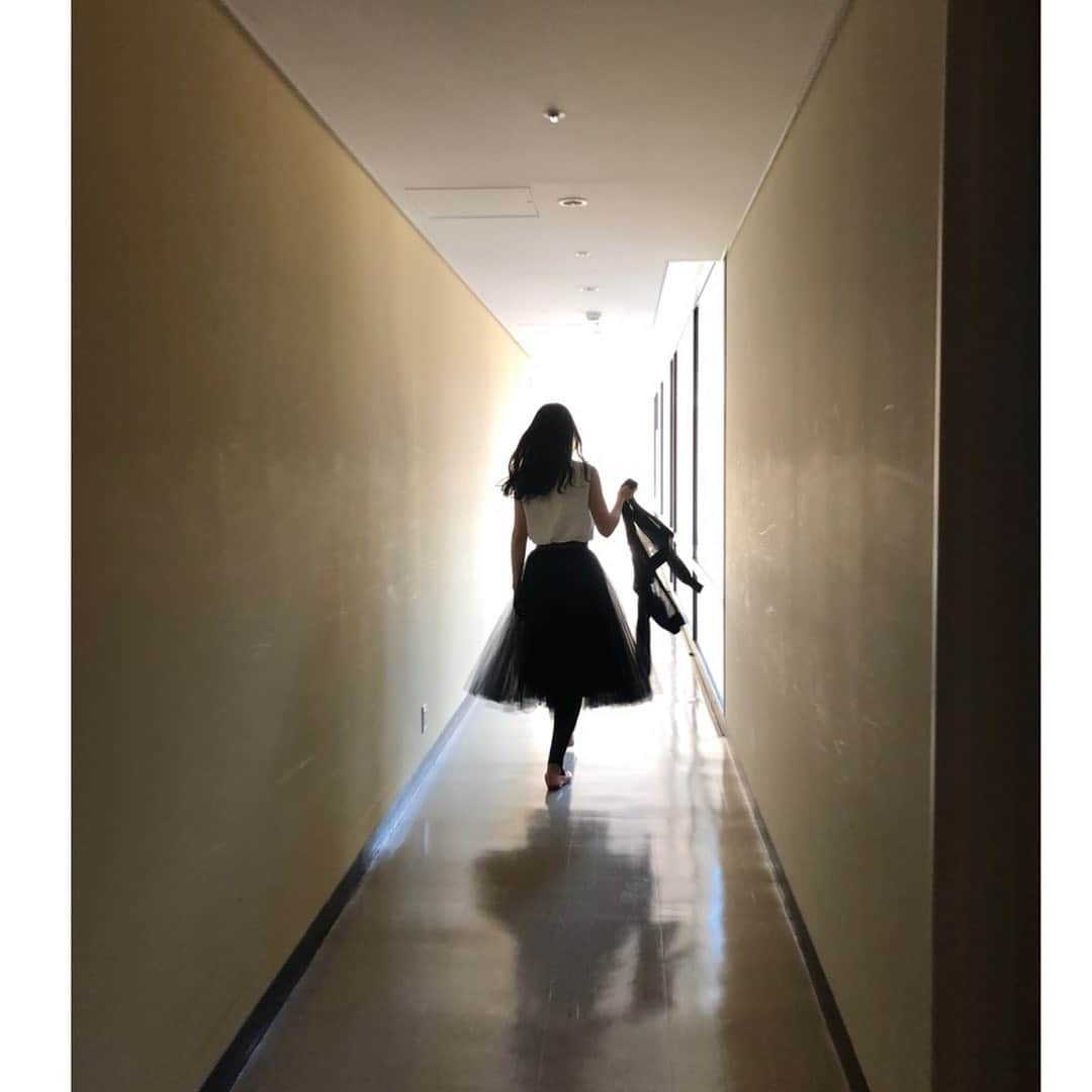 小西真奈美さんのインスタグラム写真 - (小西真奈美Instagram)「本日のお昼の部。 またまたお天気と光に恵まれて、 素敵なスタッフさん達に恵まれて、 無事に撮影終了しました。 お疲れ様でした👋 帰る直前にパチリ📷  夜は別の現場での撮影。 再びがんばります👍  #青空 #夏日 #撮影したものは夏の終わりくらいにお知らせ出来ます☺️ #そして私服だから今日は足元がスリッパじゃないっ😆」7月12日 16時10分 - manami.official