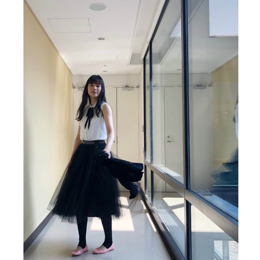 小西真奈美さんのインスタグラム写真 - (小西真奈美Instagram)「本日のお昼の部。 またまたお天気と光に恵まれて、 素敵なスタッフさん達に恵まれて、 無事に撮影終了しました。 お疲れ様でした👋 帰る直前にパチリ📷  夜は別の現場での撮影。 再びがんばります👍  #青空 #夏日 #撮影したものは夏の終わりくらいにお知らせ出来ます☺️ #そして私服だから今日は足元がスリッパじゃないっ😆」7月12日 16時10分 - manami.official