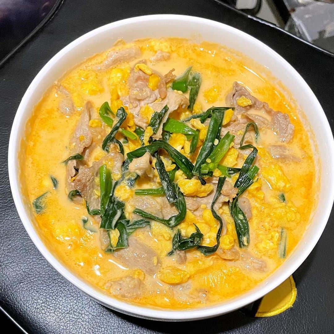 菊地優志のインスタグラム：「久々、辛ラーメンつくってみました(^^)  『ニラ玉辛ラーメン』  辛ラーメンを使い、牛乳300ml、水250mlで、辛ラーメンを煮込み、4分半で皿に入れ、タマゴ、ネギ、ニラ、豚肉の炒め物を上にのせ、完成です^_^  クリーミーで辛ラーメンとニラ玉の相性がバッチリで美味しかったです(^O^)／  みなさんも、是非お試しあれー\( ˆoˆ )/」